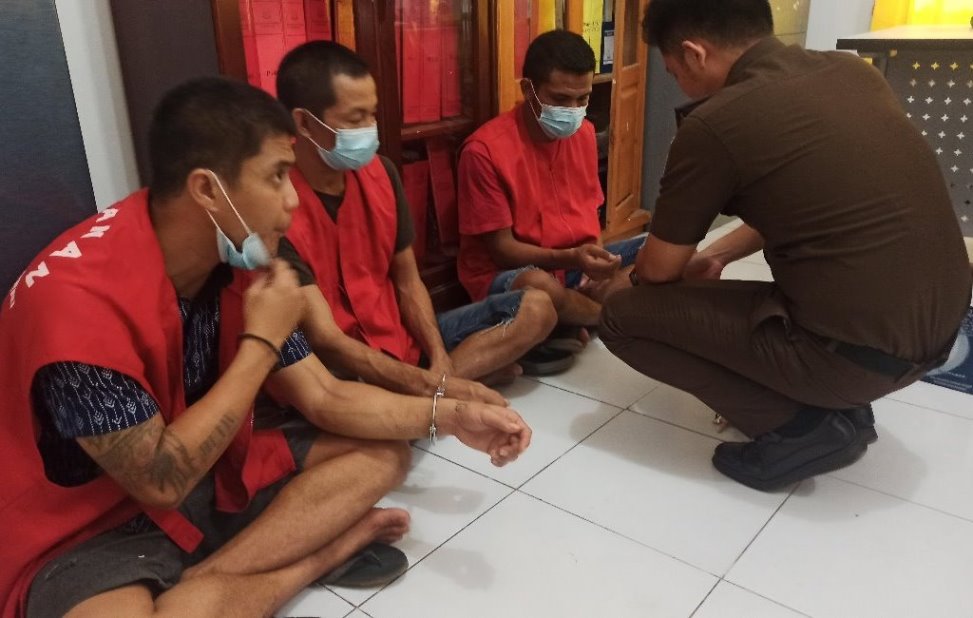 PELIMPAHAN PERKARA : Satreskrim Polres Lamandau limpahkan berkas perkara, barang bukti, dan tersangka persetubuhan anak dan melarikan anak orang berinisial SAB ke Kejaksaan Negeri Nanga Bulik, Rabu (17/3). (ISTIMEWA/RADAR PANGKALAN BUN)