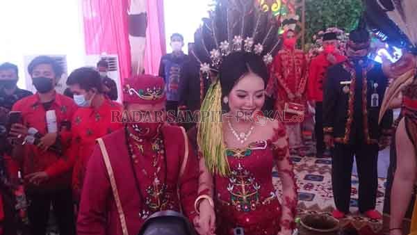 PERKAWINAN ADAT: Ketua DAD Kalteng Agustiar Sabran bersama Aisyah Thisia Bianty saat prosesi pemenuhan hukum adat, Rabu (17/3).(YUSHO/RADAR SAMPIT)