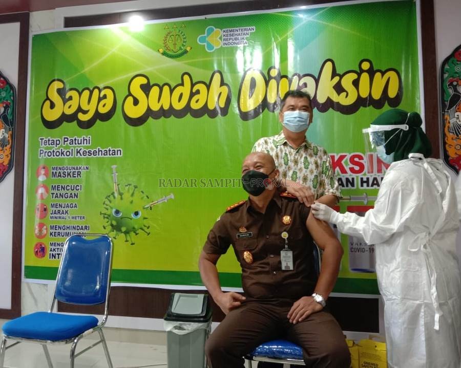 SUNTIK VAKSIN : Kajari Kobar Dandeni Herdiana ketika menjalani vaksinasi bersama dengan para pegawai lain di kantornya, Kamis (18/3). (SYAMSUDIN/RADAR PANGKALAN BUN)