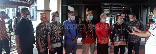 AUDENSI: Sejumlah tokoh masyarakat Dayak Kotim diwawancara awak media usai menemui Bupati Kotim Halikinnor untuk menyampaikan rencana Musda Batamad Kotim awal April mendatang.(RADO/RADAR SAMPIT)