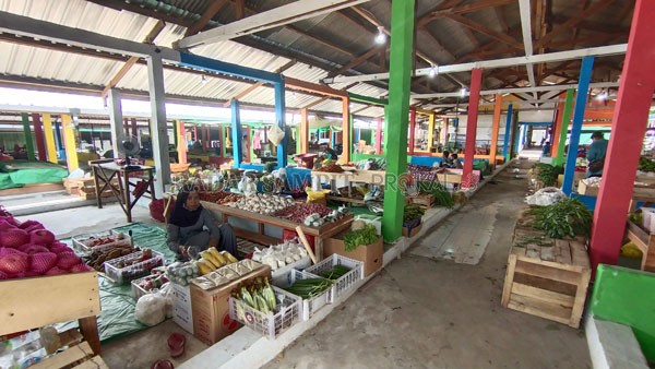 LEBIH BERSIH : Para pedagang sayur di Pasar Karang Mulya mulai menempati lapak baru hasil renovasi dan pembangunan baru, Minggu (21/3).(   SLAMET HARMOKO/RADAR PANGKALAN BUN)