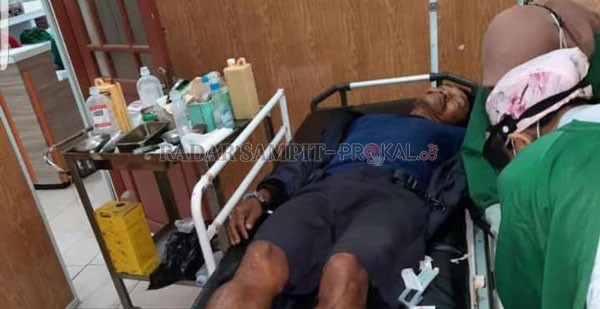 DITEMBAK: Pelaku pembunuhan mendapat perawatan medis setelah ”dihadiahi” timah panas oleh aparat.(POLRES PULPIS FOR RADAR SAMPIT)