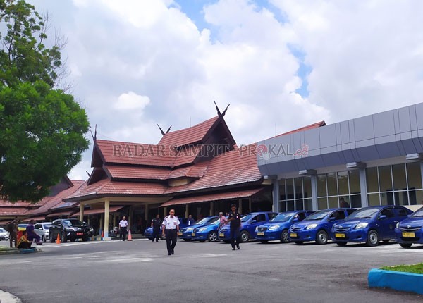 BERSIAP : Bandar Udara Iskandar Pangkalan Bun memulai berbagai persiapan menghadapi arus mudik dan balik Idul Fitri tahun 2021. Hal itu menyusul adanya izin mudik lebaran di tengah pandemi Covid-19.(DOKUMENTASI RADAR PANGKALAN BUN)