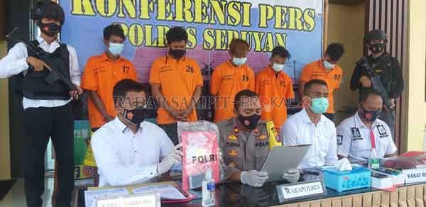 HENDRI EDITIA/RADAR SAMPIT  RILIS PERKARA: Wakapolres Seruyan mengekspos beberapa kasus yang mereka tangani saat ini, Senin (29/3).