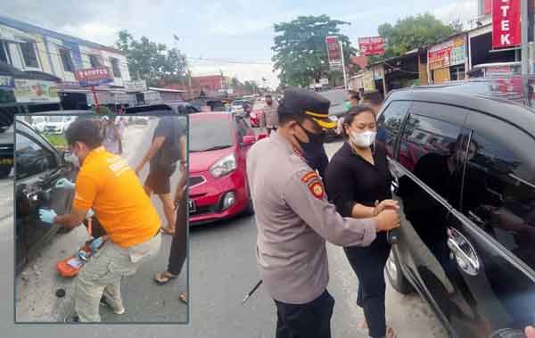 KORBAN PENCURIAN : Serlina (23), ketika menunjukkan kepada polisi,  pintu mobilnya yang baru dibobol pencuri dan berhasil mengambi barang berharga, sejumlah berkas dan uang. Pelaku diduga dua orang dan beraksi menggukan kunci T, Selasa (6/4) kemarin.( ist