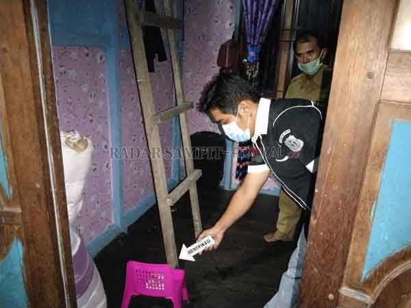 OLAH TKP: Anggota Reskrim Polsek Banama Tingang saat melakukan olah tempat kejadian perkara kasus gantung diri pemuda Desa Tangkahen, Pulang Pisau.(POLSEK BANAMA TINGANG FOR RADAR SAMPIT)