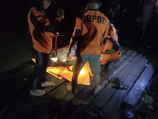 EVAKUASI: Jenazah warga Desa Rungau Raya yang ditemukan tewas tenggelam di Sungai Seruyan, Selasa (6/4).
