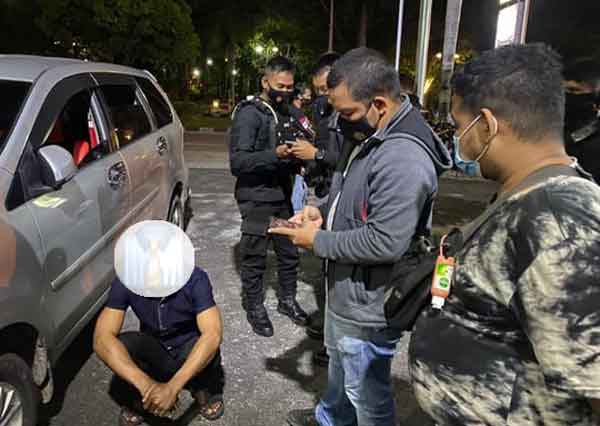 DIMINTAI KETERANGAN : Pria berinisial PR  (32)dan W(37) harus berurusan dengan aparat kepolisian lantaran diduga pasangan sesama jenis.(IST/RADAR SAMPIT)