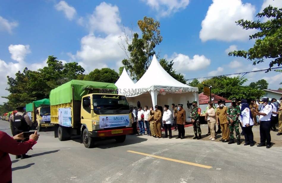 ZAKAT; Puluhan truk pengangkut beras zakat dari keluarga H Abdul Rasyid mulai diberangkatkan menuju tujuan masing-masing untuk dibagikan pada para Mustahik di sembilan kabupaten di Kalimantan Tengah