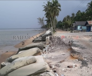 ABRASI PANTAI: Kondisi jalan di Desa Keraya, kecamatan Kumai, Kabupaten Kotawaringin Barat yang mulai tergerus ombak pantai. Selain penanganan cepat dengan pemecah ombak, pemerintah setempat diharapkan bisa menggunakan formasi mangrove untuk mengatasi abr
