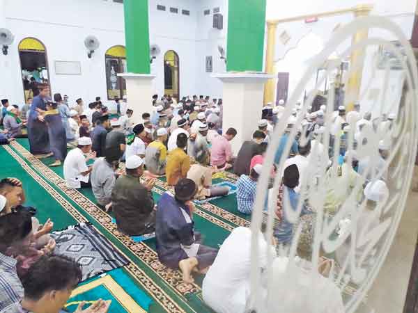 TARAWIH PERDANA: Jemaah berbondong-bondong pulang usai melaksanakan salat tarawih berjemaah perdana di Masjid Nurul Anwar di Jalan Walter Condrat, Senin (13/4).( USAY NOR RAHMAD/RADAR SAMPIT)