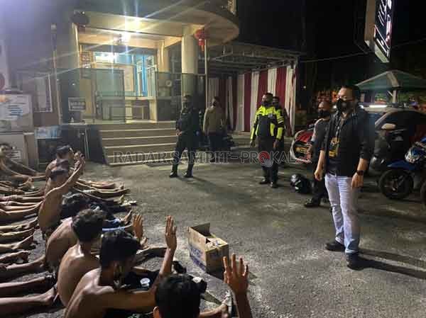 PELAKU BALAP LIAR: Satlantas Polres Kotawaringin Barat menindak puluhan pembalap liar di kawasan Bundaran Pancasila dan Jalan Sampuraga Baru Pangkalan Bun, Kamis (15/4).(ISTIMEWA/RADAR SAMPIT)