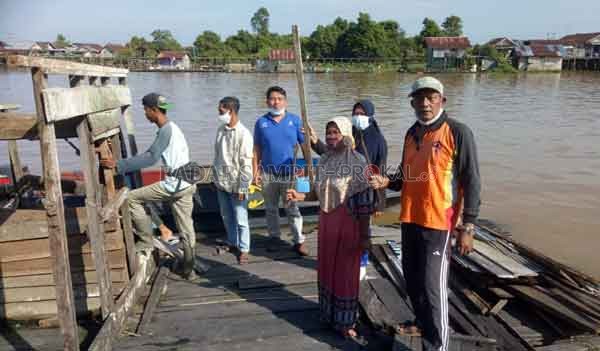 BONGKAR JAMBAN APUNG: Pembongkaran jamban apung di Sungai Arut Kelurahan Mendawai. Tahun ini ditargetkan ada 200 jamban yang dibongkar. (ISTIMEWA /RADAR PANGKALAN BUN )