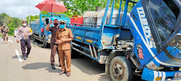 DIBERHENTIKAN : Angkutan BBM milik salah satu perusahaan ketika diberhentikan saat melintas di jalan Gajah Mada, angkutan yang melebi tonase ini disinyalir menjadi pemicu rusaknya jalan Gajah Mada, Selasa (20/1).