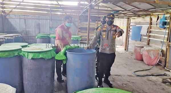 TERSEMBUNYI: Drum berisi arak putih yang ditemukan di pabrik iras ilegal di Jalan Jenderal Sudirman Km 11, Kamis (21/4).(YUNI PRATIWI/RADAR SAMPIT)