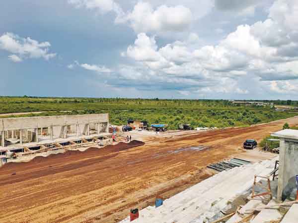 MOLOR: Sirkuit balap di Jalan Jenderal Sudirman yang pengerjaannya molor, melebihi target yang ditetapkan Pemkab Kotim pada 2020 lalu. (DOK.YUNI PRATIWI/RADAR SAMPIT)