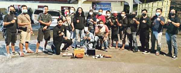 DIAMANKAN : Pelarian H P alias Hana (23) berakhir setelah berhasil diciduk di Kalimantan Selatan oleh tim gabungan  Resmob Polsek Pahandut, Polresta Palangka Raya dibantu Resmob Polda Kalteng dan Resmob Polres Banjarbaru, Minggu (25/4).(ISTIMEWA/ RADAR PA