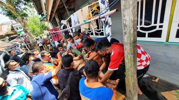 EVAKUASI: TRS BPBD Lamandau dibantu warga saat mengevakuasi Robyyansah yang terjatuh dalam sumur sedalam 10 meter, Selasa (27/4).(ISTIMEWA/RADAR SAMPIT)