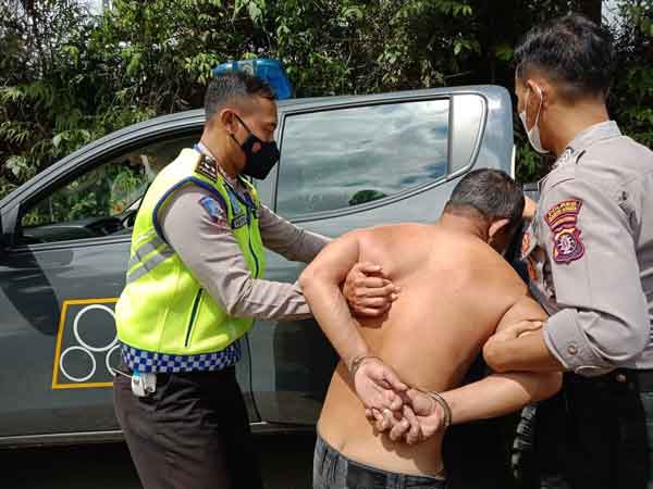 DIRINGKUS: Salah seorang pelaku perampokan yang berhasil diamankan korban dibantu warga di Muara Teweh, Kamis (29/4).(ALWANDY/RADAR SAMPIT)