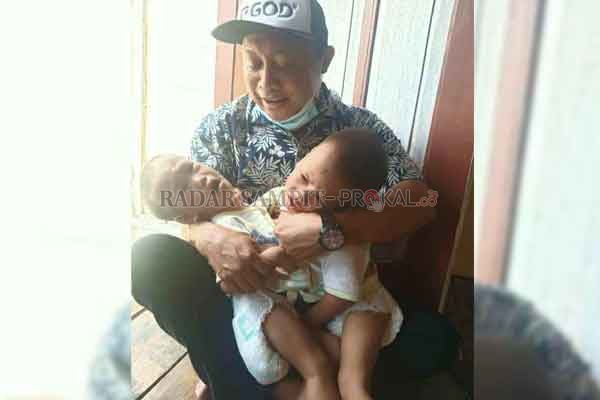 PEDULI: Warga Pangkalan Bun Hendra Cipta mengunjungi bayi kembar siam di Pangkalan Banteng, Kamis (29/4).(ISTIMEWA/RADAR PANGKALAN BUN)