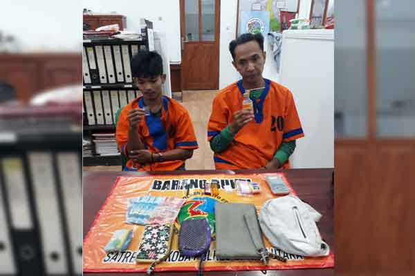 TERSANGKA : Dua pelaku peredaran narkoba jenis sabu, ketika sudah diamankan di Polres Batara beserta beberapa barang bukti, untuk proses hukum selanjutnya, kemarin.(istimewa)