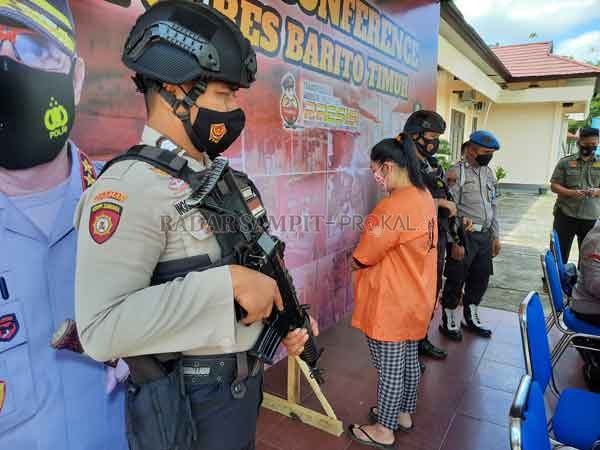 DIAMANKAN: Tersangka penipuan dengan modus arisan fiktif, Norjanah (38), kini mendekam di tahanan Polsek Dusun Tengah untuk mempertanggungjawabkan perbuatannya.(EKO APRIANTO/RADAR SAMPIT)