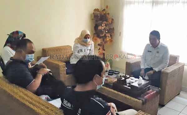 RAPAT LANJUTAN: Panitia Fertival Lomba Balap Ces dari Radar Sampit bersama pihak Dinas Kebudayaan dan Pariwisata Kotim mematangkan pelaksanaan acara, Rabu (5/5).(RADO/RADAR SAMPIT)