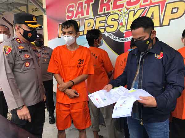 RILIS: Kapolres Kapuas AKBP Manang Soebeti bersama Kasat Reskrim AKP Kristanto Situmeang serta dokter saat melihatkan barang bukti pemalsuan surat antigen.(ALEXANADER/RADAR SAMPIT)