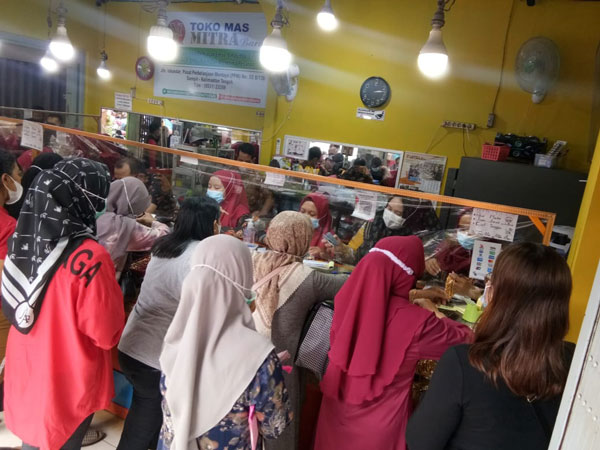 AKTIVITAS JUAL BELI : Salah satu toko perhiasan emas di PPM Sampit yang selalu ramai diserbu pembeli, Senin (10/5).(HENY/ RADAR SAMPIT)