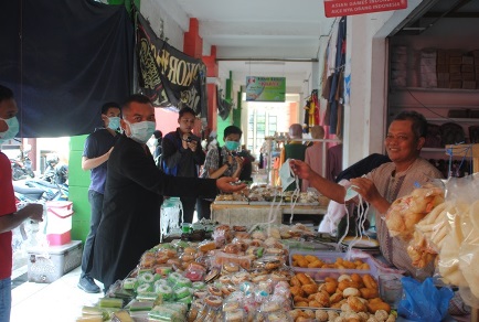 PASTIKAN PELAKSANAAN PROKES: Ketua DPRD Seruyan Zuli Eko saat mengunjungi Pasar Sayur dan Ikan (SAIK) Kuala Pembuang untuk mengingatkan pentingnya protokol kesehatan  Covid-19.