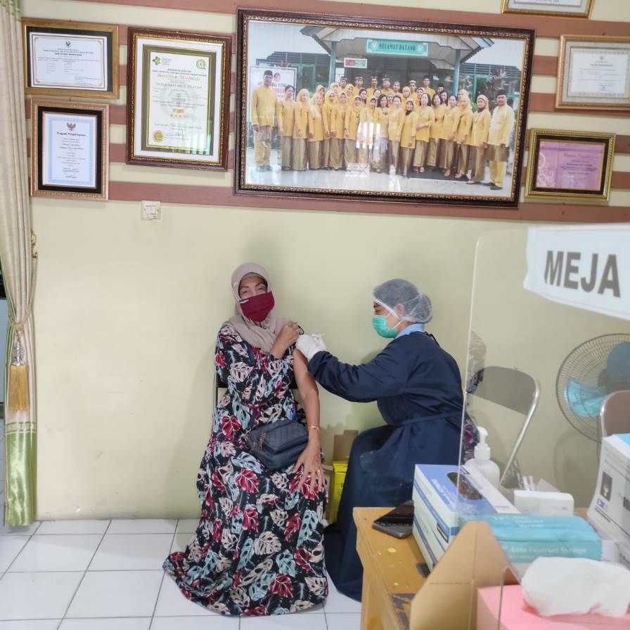 SUNTIK VAKSIN: Suasana penyuntikan vaksin Covid-19 kepada para lansia di Puskesmas Arsel, Senin (10/5).(ISTIMEWA/RADAR PANGKALAN BUN)