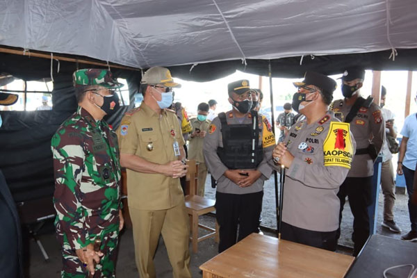 INSPEKSI: Kapolda Kalteng Irjen Pol Dedi Prasetyo bersama Sekda Kalteng Fahrizal dan pejabat lainnya saat meninjau pos penyekatan larangan Mudik di Perbatasan Kapuas-Kalsel, baru-baru ini.(ISTIMEWA/ RADAR PALANGKA)