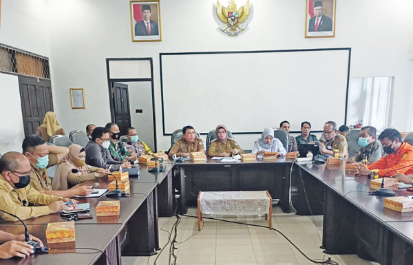 MATANGKAN EVENT: Pemkab Kotim menggelar rapat persiapan pelaksanaan Festival Lomba Balap Perahu Ces, Selasa (18/5).(RADAR SAMPIT)