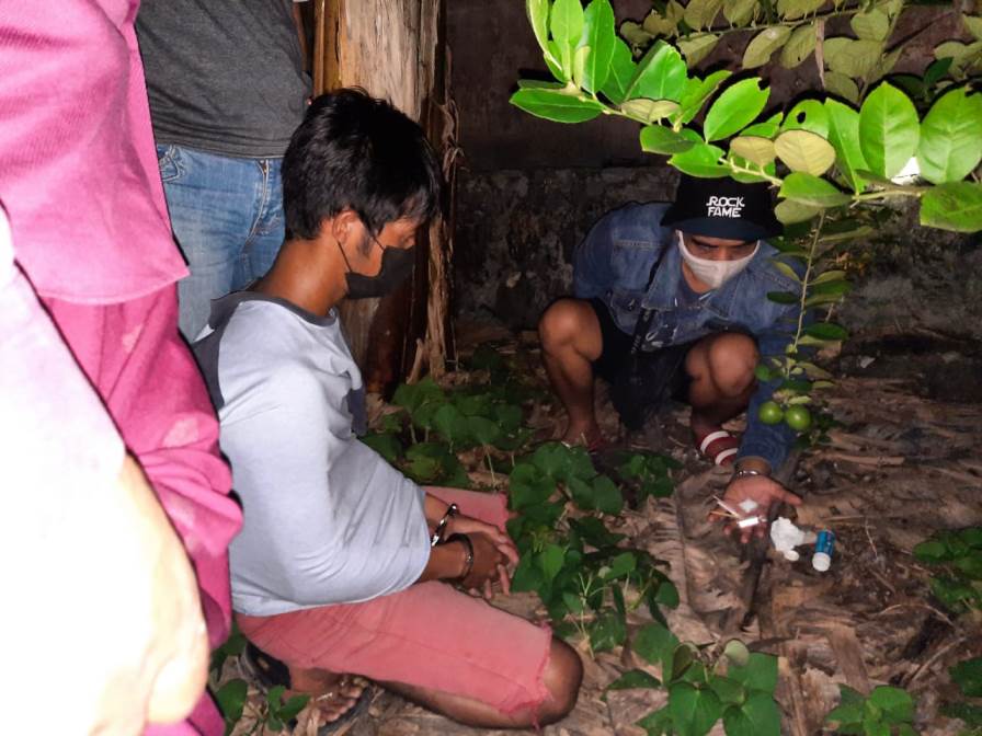 BUDAK SABU: MI dan M dua target operasi kepolisian atas dugaan peredaran narkoba jenis sabu, kedua orang ini ditangkap di dua tempat berbeda, Selasa (18/5) pukul 00.15 WIB. (ISTIMEWA/RADAR PANGKALAN BUN)