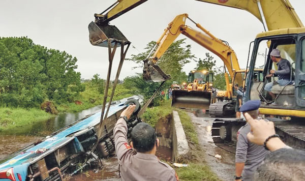 Bus Damri jurusan Lamandau-Palangka Raya, yang mengalami kecelakaan tunggal dievakuasi, Senin (19/5) pagi.(RADAR SAMPIT)