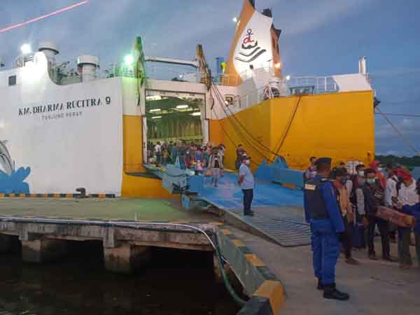 ARUS BALIK: Penumpang saat turun dari Kapal Dharma Rucitra 9 di Pelabuhan Panglima Utar Kumai. Saat ini arus balik lebaran tahun 2021 turun dratis, aturan ketat untuk masuk Kalteng diduga menjadi salah satu penyebabnya.(ISTIMEWA/RADAR PANGKALAN BUN)