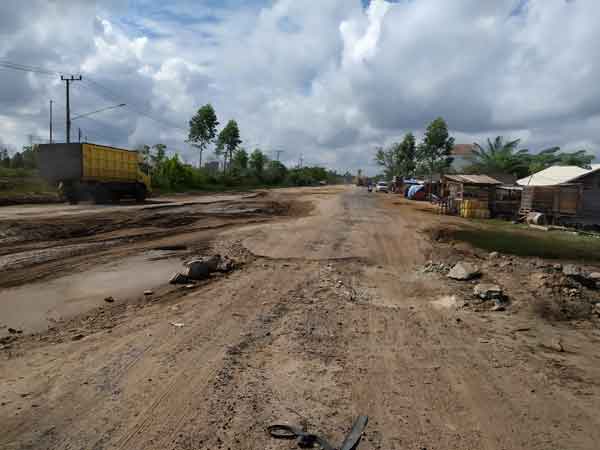 JALAN PROVINSI: Kondisi Jalan Ahmad Shaleh yang menghubungkan Pangkalan Bun - Kotawaringin Lama, Selasa (25/5).(SULISTYO/RADAR PANGKALAN BUN)