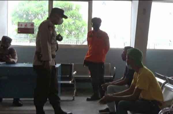 DITOLAK MASUK: Dua penumpang kapal laut dari Pelabuhan Tanjung Perak Surabaya ditolak masuk Kotawaringin Barat karena tidak melengkapi diri dengan dokumen hasil swab negatif RT-PCR, Sabtu (29/5).(ISTIMEWA/RADAR PANGKALAN BUN)