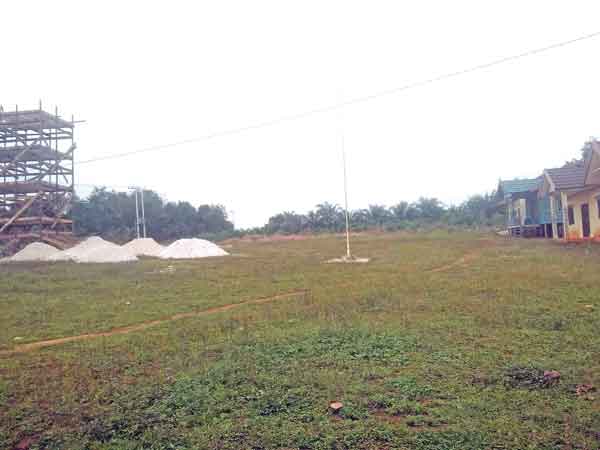 BERPOLEMIK: Gedung sarang burung walet yang dibangun di areal Kantor Desa Kenyala.(IST/RADAR SAMPIT)