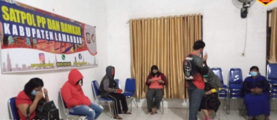 AKAN DIPULANGKAN: Para PSK usai terjaring razia beberapa hari lalu. Diantara mereka terdapat dua orang positif HIV/AID dan satu positif Covid-19 berdasarkan rapid test antigen. Belasan Pekerja Seks Komersil (PSK) yang terjaring operasi gabungan ini akan d