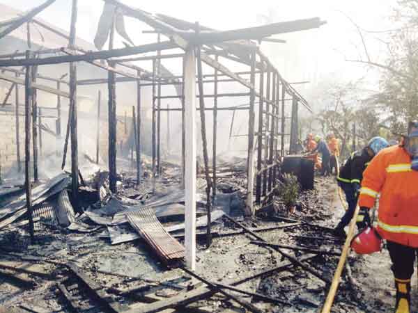 SISA ARANG: Kediaman Sofian yang hangus setelah diamuk api, Rabu (2/6).(BUDDI/RADAR SAMPIT)