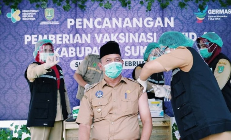 VAKSINASI: Bupati Sukamara Windu Subagio saat menerima suntik vaksin Covid-19 beberapa waktu lalu. Pemkab setempat menargetkan 2/3 jumlah penduduk mampu tervaksin guna mewujudkan herd immunity. (PROTOKOL/RADAR SAMPIT)