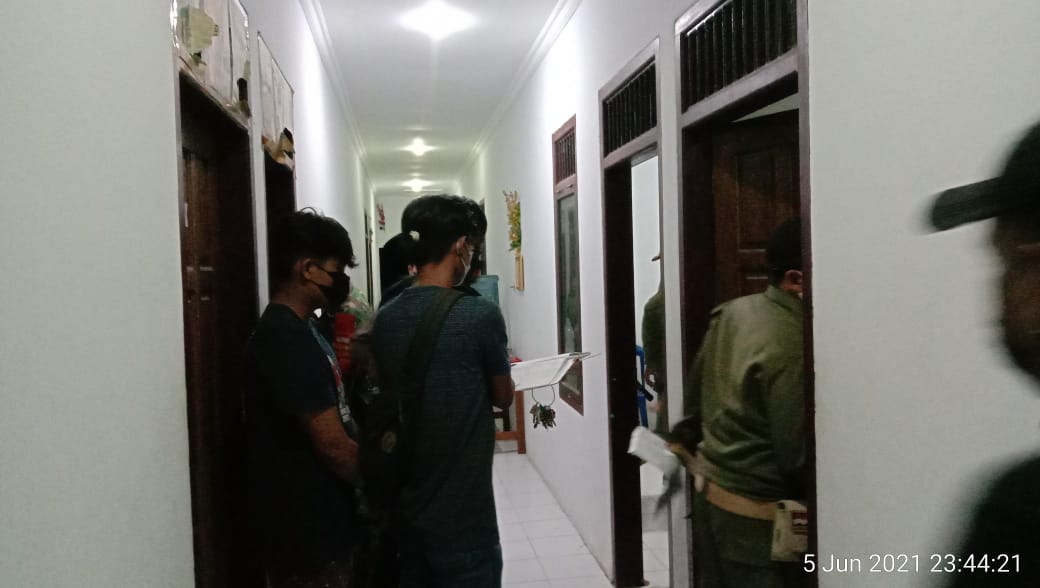 RAZIA: Satpol PP dan Damkar Lamandau saat merazia hotal dan losmen di Kota Nanga Bulik, Sabtu (5/6) malam. Petugas kembali menemukan tiga PSK yang sebelumnya telah dipulangkan. (ISTIMEWA/RADAR PANGKALAN BUN)