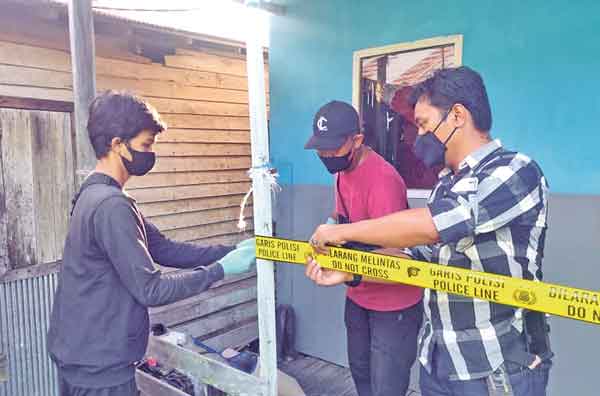 LOKASI KEJADIAN: Aparat memasang garis polisi di kos-kosan yang jadi lokasi kejadian penikaman terhadap ibu hamil di Jalan Pantai Camara Labat, Sabtu (5/6).(IST/RADAR SAMPIT)