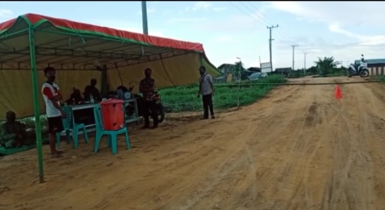 TUTUP SEMENTARA: Dua desa di pesisir Kecamatan Kumai, Kabupaten Kotawaringin Barat (Kobar) melakukan penutupan sementara akses masuk ke dua desa tersebut, Sabtu (5/6). (ISTIMEWA/RADAR PANGKALAN BUN)