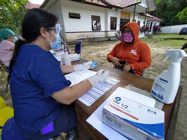 PEMERIKSAAN KESEHATAN: Petugas Dinas Kesehatan Lamandau saat memeriksa kesehatan para PSK dan sejumlah orang yang terjaring razia pada Sabtu (5/6) malam kemarin.(ISTIMEWA/RADAR PANGKALAN BUN)