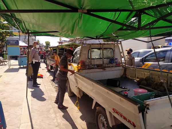 MACETKAN JALAN: Pedagang buah dengan menggunakan mobil kalang kabut membereskan dagangannya saat didatangi petugas dari satpol PP Kobar dan Kepolisian, Selasa (8/6).(SULISTYO/RADAR PANGKALAN BUN)
