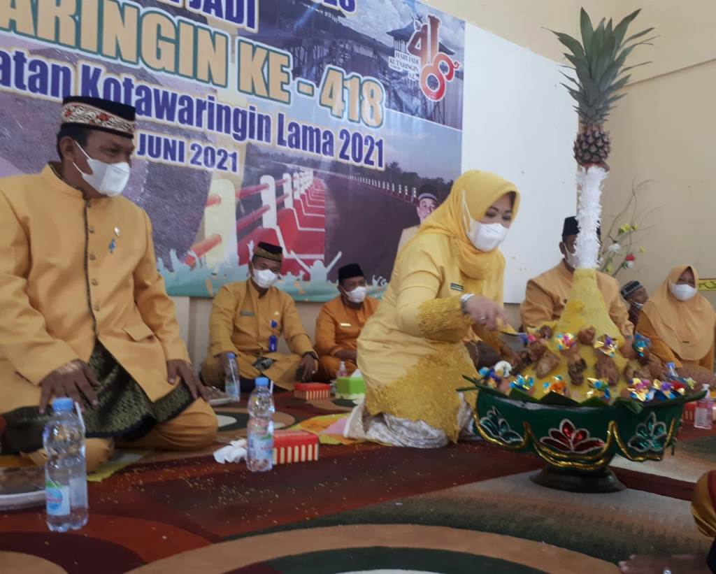 POTONG TUMPENG: Bupati Kobar Hj Nurhidayah disaksikan Wakil Ketua II DPRD Kobar memotong nasi adab dalam rangkaian acara syukuran hari jadi Kutaringin ke-418, Jumat  (11/6) (GUSTI HAMDAN/RADAR PANGKALAN BUN)