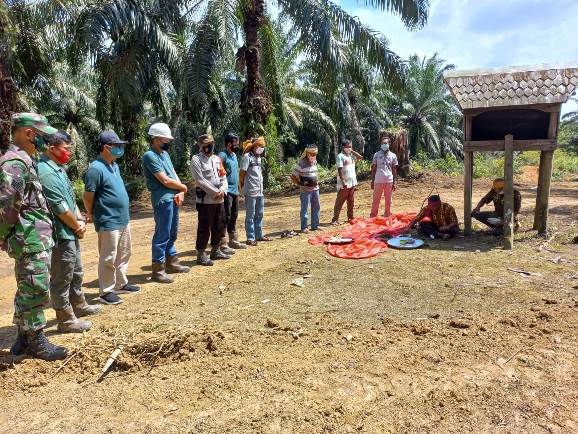 LESTARIKAN ADAT: Guna melestarikan adat dan budaya masyarakat Dayak Tomun di Kelurahan Pangkut, Kecamatan Arut Utara, Kabupaten Kotawaringin Barat, PT SINP-PBNA laksanakan ritual membayar nazar bersama para tokoh adat setempat, Kamis (10/6). (ISTIMEWA/RAD