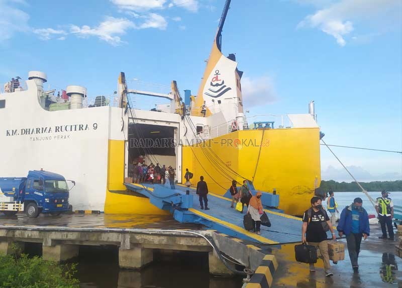 ARUS BALIK: Penumpang datang saat turun dari kapal. Dalam suasana arus balik di Pelabuhan Panglima Utar Kumai jumlah penumpang datang terus bertambah seiring dengan pencabutan PCR. (RINDUWAN/RADAR SAMPIT)